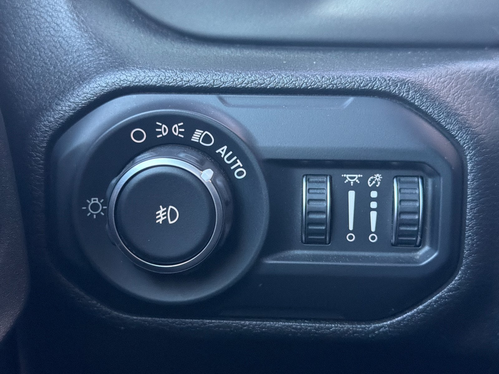 Used 2018 Jeep Wrangler Unlimited Sahara AWD/4WD image 33