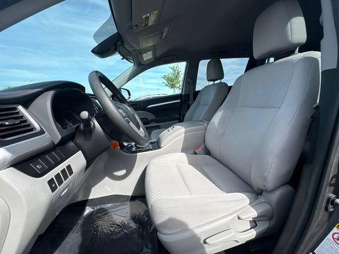 Used 2019 Toyota Highlander LE FWD image 13