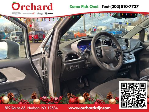 Used 2023 Chrysler Pacifica Touring image 22