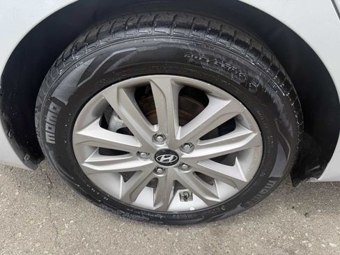 Used 2015 Hyundai Elantra SE w/ Option Group 02 FWD image 7