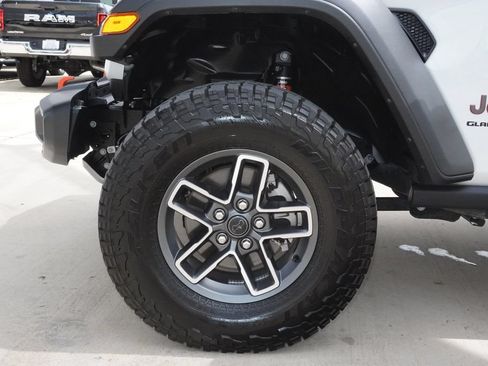 Used 2025 Jeep Gladiator Mojave w/ Convenience Group AWD/4WD image 9