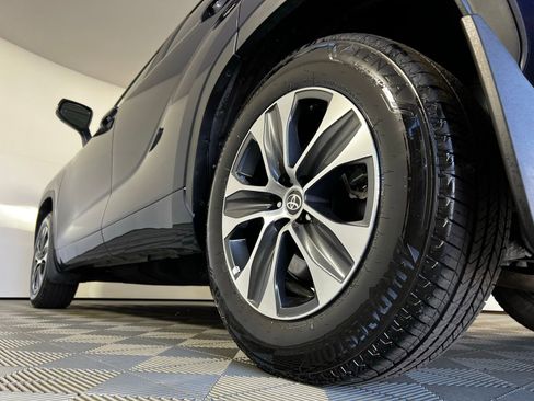 Certified 2025 Toyota Highlander XLE image 29