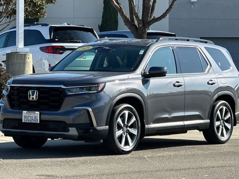 Certified 2025 Honda Pilot Touring image 8