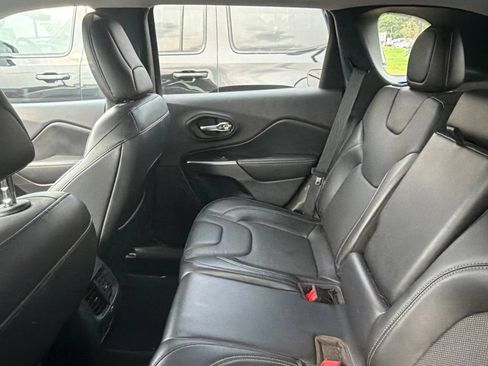 Used 2019 Jeep Cherokee Limited AWD/4WD image 6