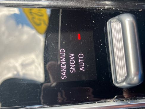 Used 2025 Jeep Compass Latitude w/ Sun & Sound Group AWD/4WD image 30