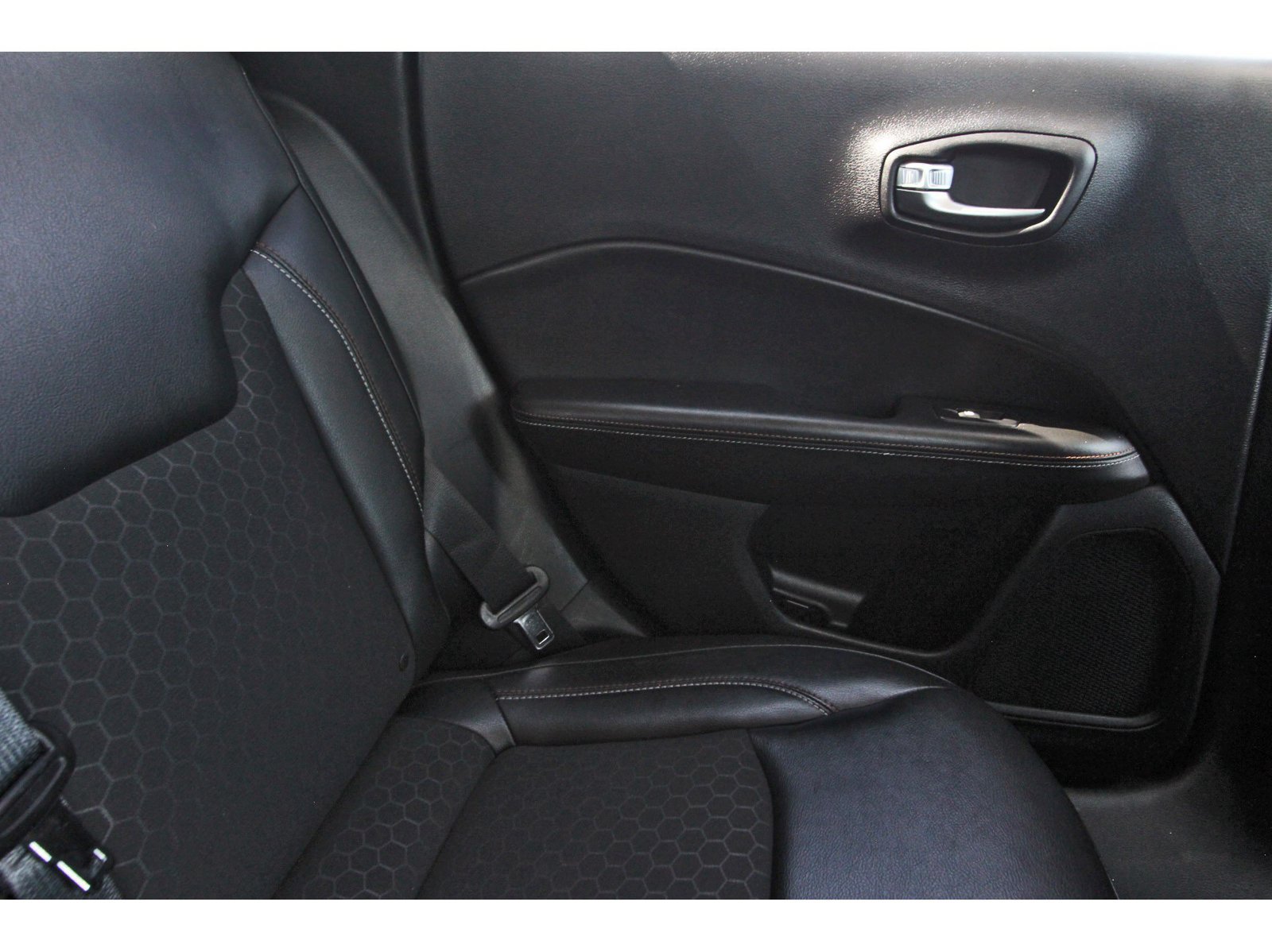 Used 2018 Jeep Compass Latitude w/ Popular Equipment Group FWD image 15