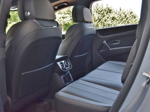 Used 2019 Bentley Bentayga image 40