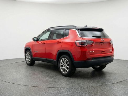 Used 2025 Jeep Compass Limited image 6