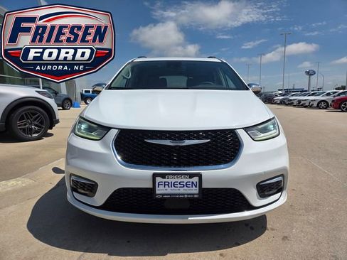 Used 2023 Chrysler Pacifica Limited FWD image 2