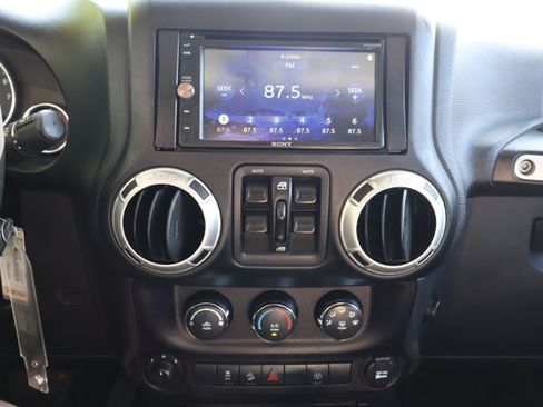 Used 2017 Jeep Wrangler Unlimited Sahara AWD/4WD image 41