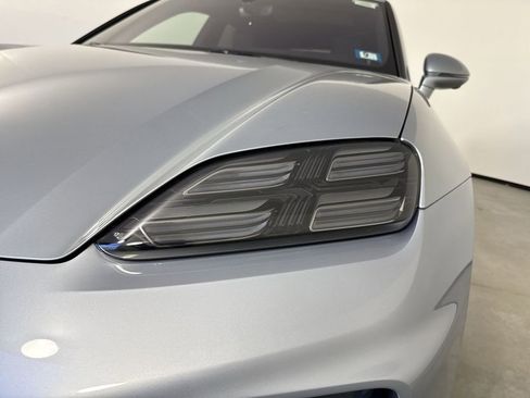 Certified 2025 Porsche Macan 4S Electric AWD/4WD image 11