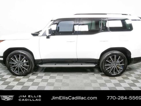 Used 2024 Lexus GX 550 w/ Accessory Package (2T) AWD/4WD image 32
