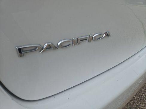Used 2023 Chrysler Pacifica Touring-L FWD image 40