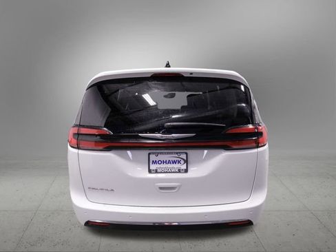 Used 2024 Chrysler Pacifica Touring-L image 5