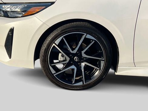 Used 2025 Nissan Sentra SR w/ SR Premium Package FWD image 11