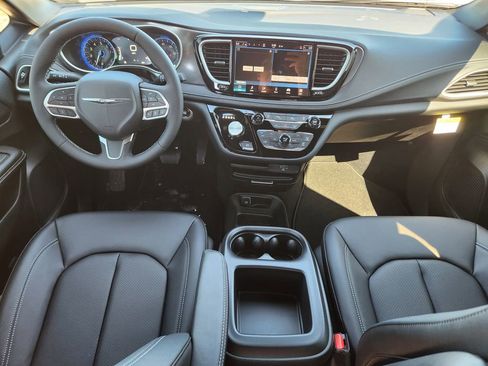 New 2026 Chrysler Pacifica Select image 18