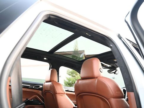 Used 2016 Porsche Cayenne Turbo image 18