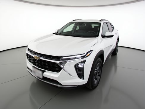 Used 2025 Chevrolet Trax LT image 3