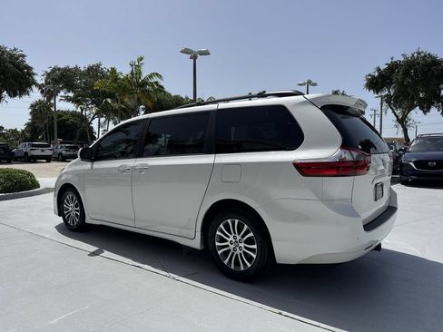 Used 2020 Toyota Sienna XLE w/ XLE Navigation Package FWD image 26