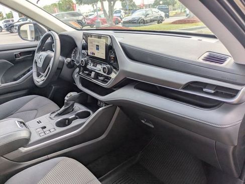 Certified 2025 Toyota Highlander LE FWD image 34