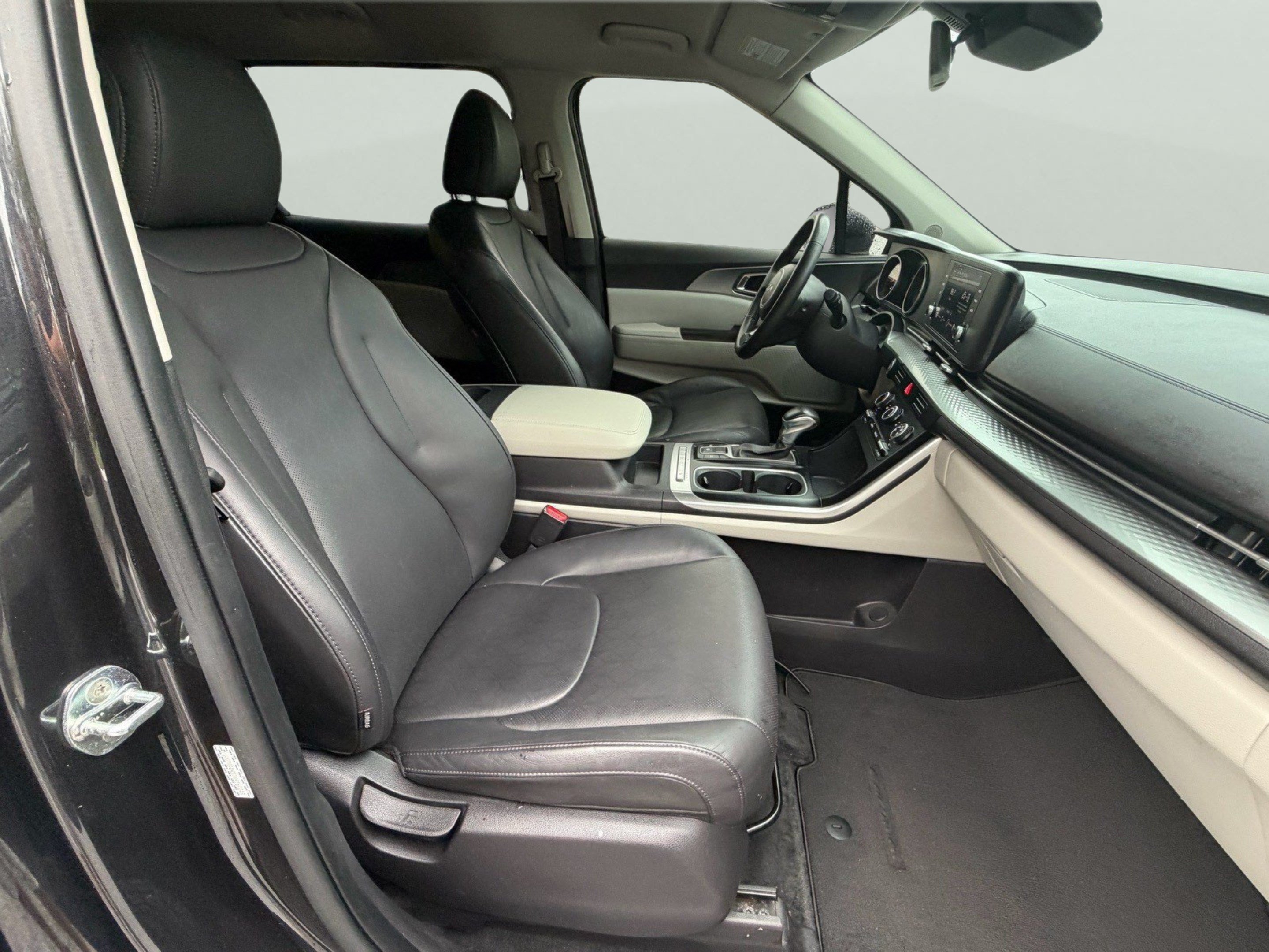 Used 2022 Kia Carnival LX FWD image 49