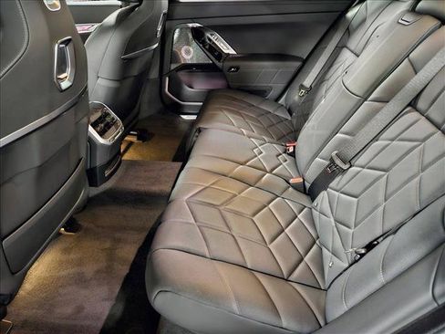 New 2026 BMW i7 M70 AWD/4WD image 13