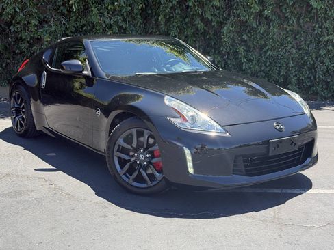 Used 2017 Nissan 370Z Coupe RWD image 2