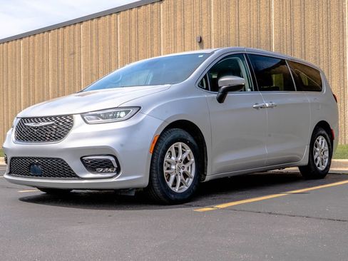 Used 2023 Chrysler Pacifica Touring-L FWD image 4