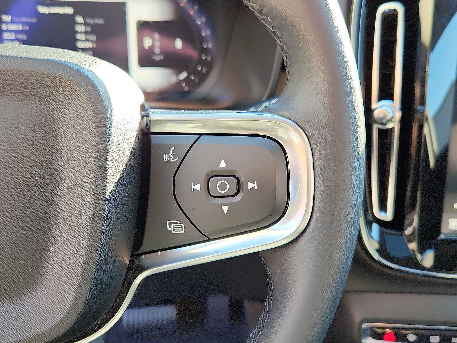 Certified 2024 Volvo XC40 B5 Plus w/ Protection Package Premier AWD/4WD image 21