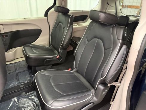 Used 2024 Chrysler Pacifica Limited FWD image 23