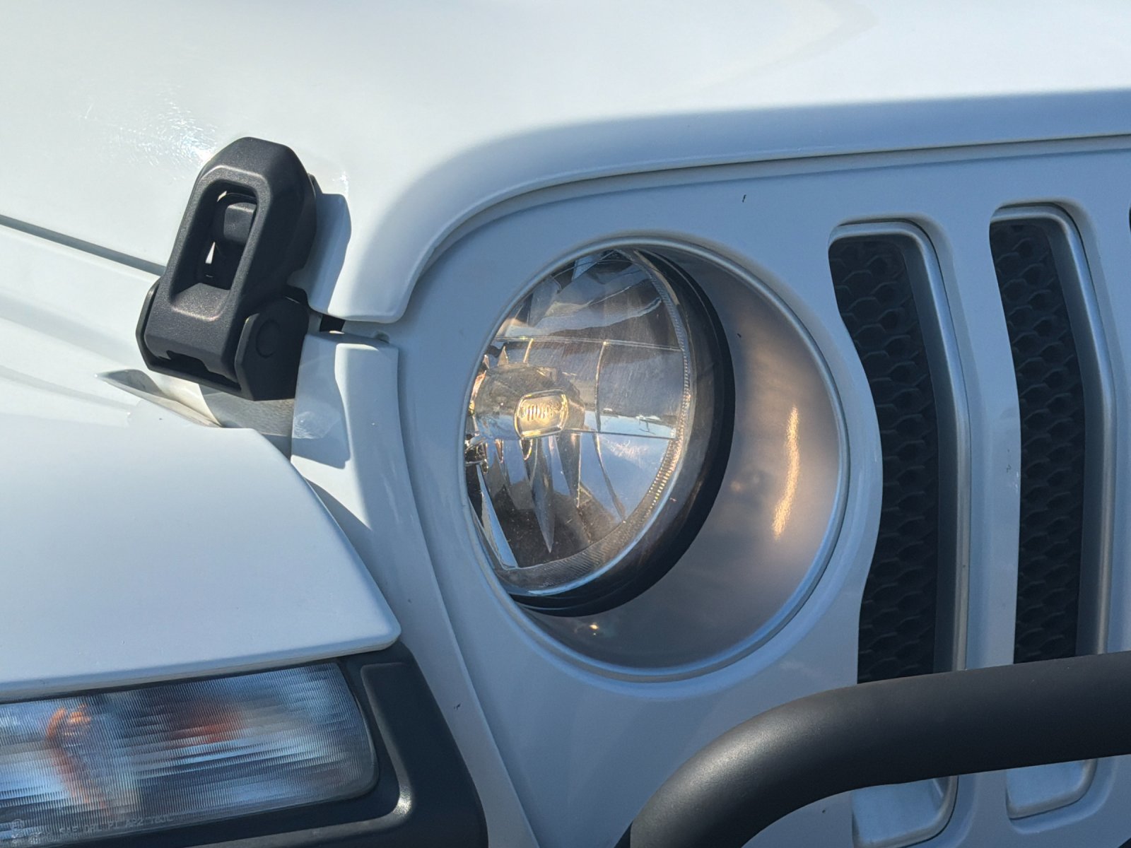 Used 2018 Jeep Wrangler Unlimited Sahara AWD/4WD image 37