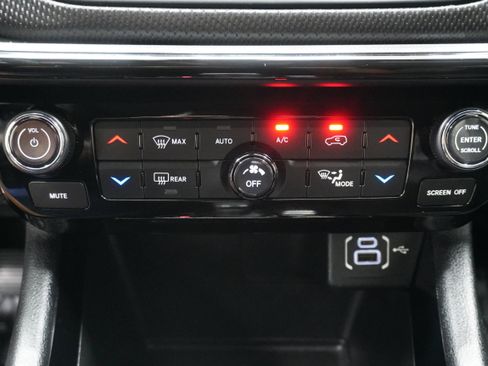 Used 2024 Jeep Compass Latitude w/ Sun and Sound Group image 21