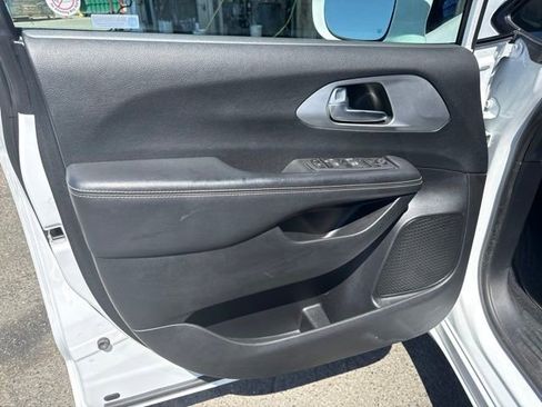 Used 2022 Chrysler Pacifica Touring w/ S Appearance Package AWD/4WD image 16