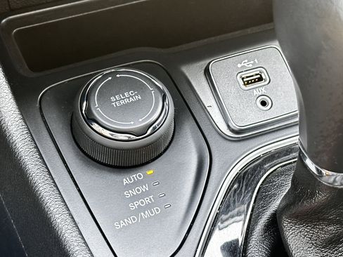 Used 2019 Jeep Cherokee Limited image 14