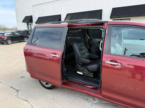 Used 2018 Toyota Sienna SE FWD image 24