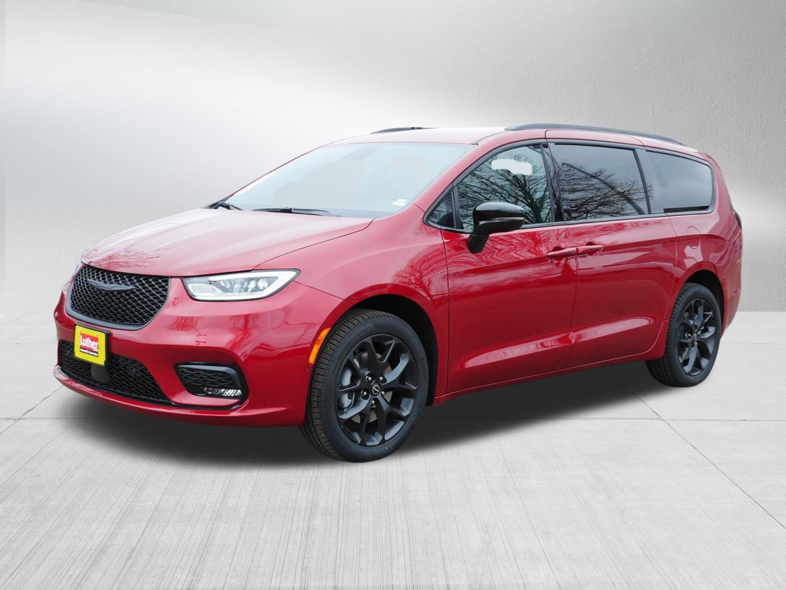 New 2026 Chrysler Pacifica Select AWD/4WD image 3