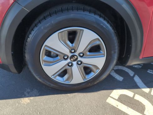 Used 2017 Kia Niro LX image 25
