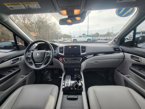 Used 2017 Honda Pilot Touring image 16