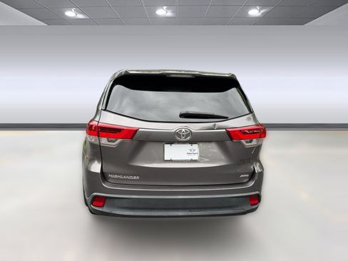 Used 2019 Toyota Highlander LE AWD/4WD image 10