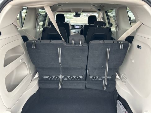 Used 2023 Chrysler Voyager LX FWD image 10