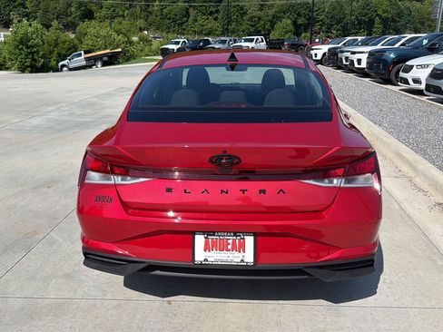 Used 2023 Hyundai Elantra SE w/ Cargo Package FWD image 4