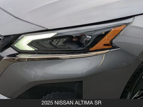 Used 2025 Nissan Altima 2.5 SR FWD image 10
