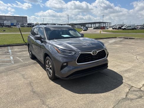 Used 2021 Toyota Highlander XLE image 2