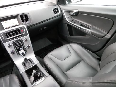 Used 2018 Volvo V60 T5 Cross Country w/ Convenience Package image 11