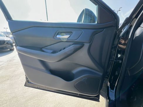 Used 2025 Nissan Rogue SV FWD image 18