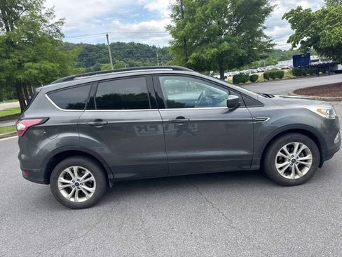 Used 2017 Ford Escape SE w/ Equipment Group 201A FWD image 2