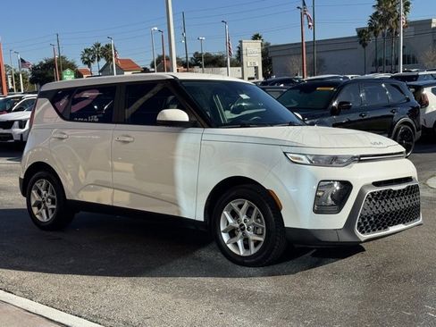 Certified 2022 Kia Soul S image 4