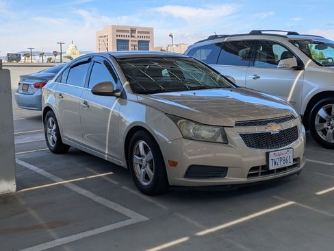 Used 2011 Chevrolet Cruze LT image 2