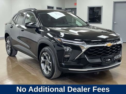 Used 2024 Chevrolet Trax LT w/ Driver Confidence Package FWD image 3