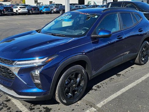 Used 2024 Chevrolet Trax LT w/ Sunroof Package image 3